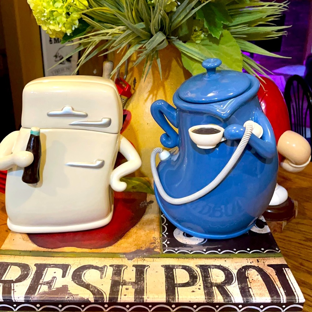 Coffe and creamer containers